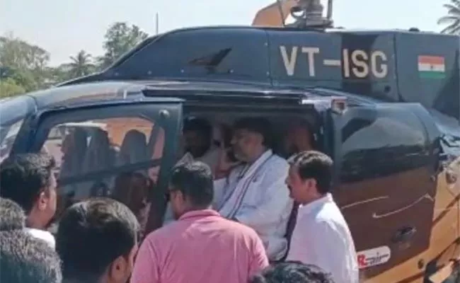 EC officials Check Congress DK Shiva kumar Chopper - Sakshi