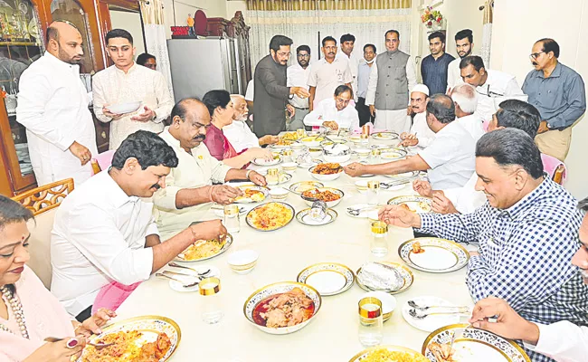 CM KCR at Eid ul Fitr celebrations - Sakshi