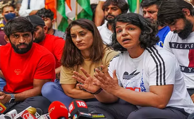 Top Wrestlers Resume Protest Against Former WFI Chief, DCW Issues Notice - Sakshi