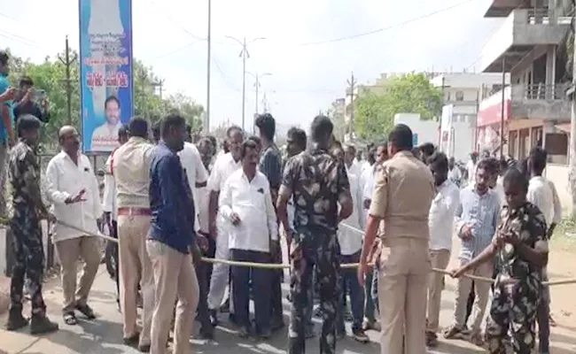 YSRCP And TDP Leaders House Arrest In Tiruvuru - Sakshi