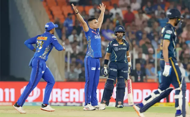 Rohit-Not-Believes Arjun Tendulkar Giving Bowling Death Overs Vs GT - Sakshi