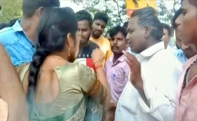 Flexes Controversy In Tadikonda Tdp - Sakshi