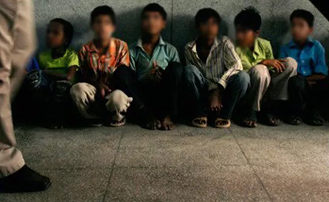 Vijayawada RPF police stopped the smuggling of minors - Sakshi