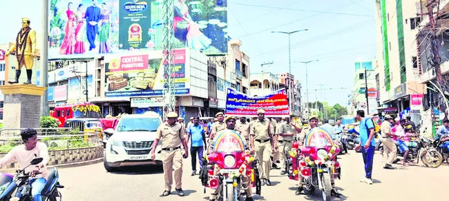 ప్రమాదాలపై అవగాహన కల్పిస్తూ ర్యాలీ నిర్వహిస్తున్న అగ్నిమాపక సిబ్బంది (ఫైల్‌) - Sakshi