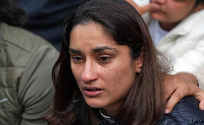 Vinesh Phogat Points-Top Cricketers-Silence Not-Supporting Protest - Sakshi