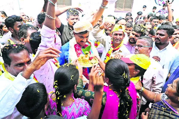 గాలి జనార్దన్‌రెడ్డికి హారతి పడుతున్న జనం - Sakshi