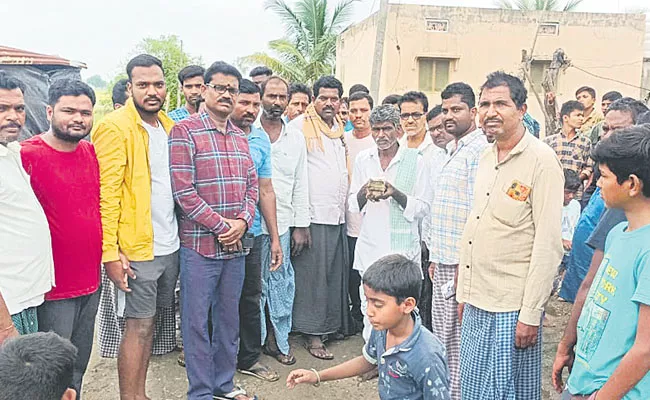  villagers helped financially to a family  - Sakshi