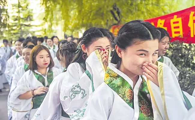 Chinese Colleges Give Week Off To Students To Fall In Love - Sakshi