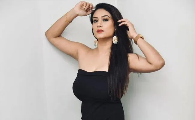 Actress Tanisha Kuppanda Angry Aout Youtuber For Nonsense Question - Sakshi