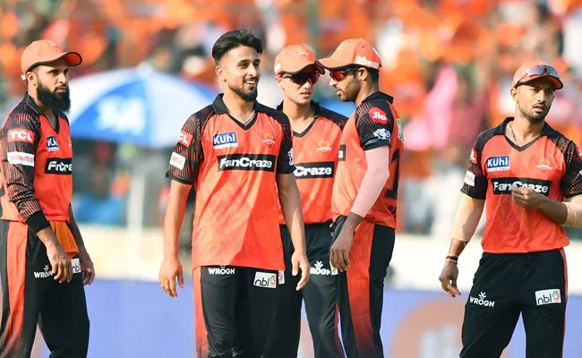 IPL 2023 SRH Vs RR Fans Slams Bhuvneshwar Forget Move On Not Bowl Well - Sakshi