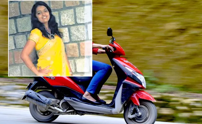 female techie dies in road accident - Sakshi