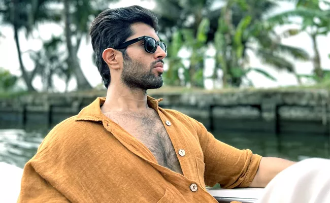 Kushi: Vijay Devarakonda Shares Boating Video From Kerala - Sakshi