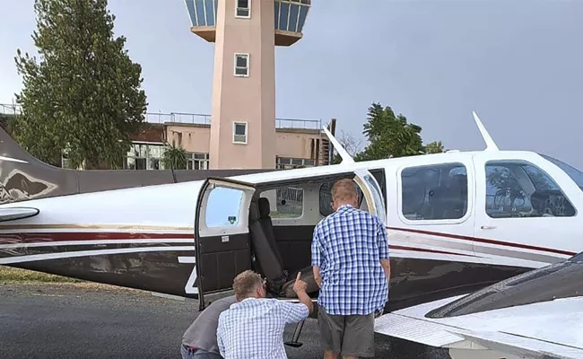 Cobra on Plane in South Africa Freaks Out pilot Passengers - Sakshi