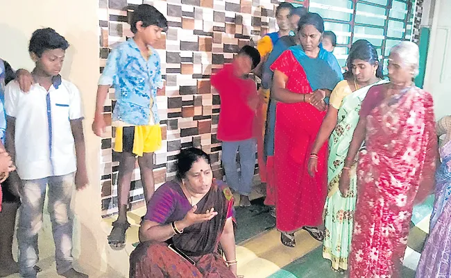 Attack on woman gold theft - Sakshi