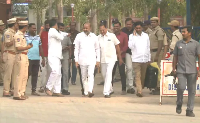 Bandi Sanjay Released From Karimnagar Jail In Paper leak Case - Sakshi