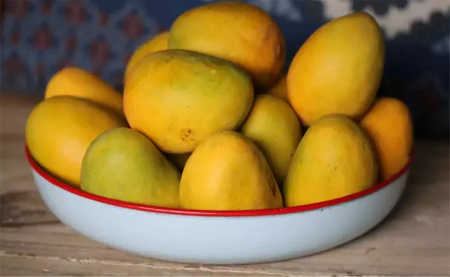 Pune Trader Offering Mangoes On EMI  - Sakshi