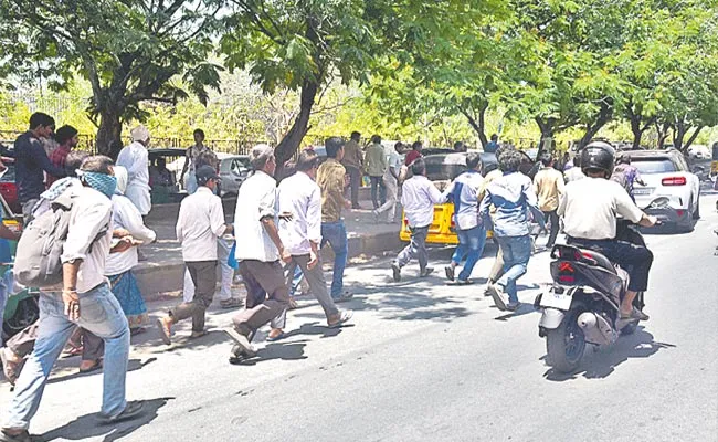 People Que Life Risk For Food At Basavatarakam Cancer Hospital - Sakshi