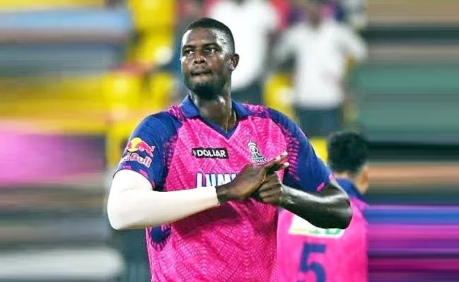 Netizens slams jason holder poor performance against mumbai - Sakshi