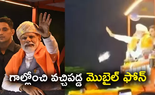 Mobile phone thrown at PM Modi convoy At Karnataka Mysuru Road Show - Sakshi