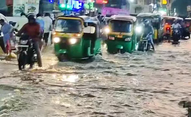 Hyderabad Rains Live Traffic Jam Due To Waterlogging On Roads - Sakshi