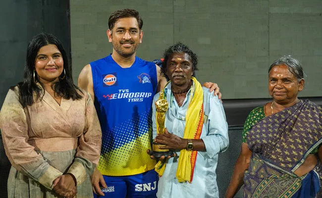 MS Dhoni Gifts CSK Number-7 Jersey Elephant Whisperers-Team-Won-Oscar - Sakshi