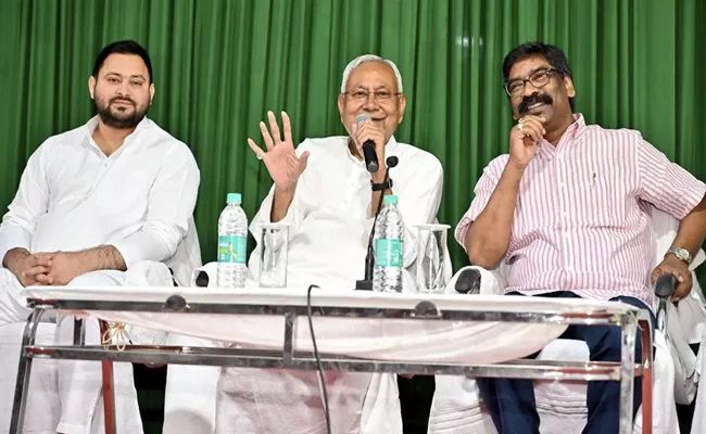 Bihar CM Nitish Kumar, Tejashwi meet Jharkhand CM Hemant Soren in Ranchi - Sakshi