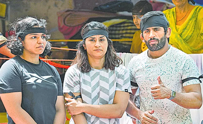 Protesting Wrestlers Wear Black Bands Called It Black Day - Sakshi