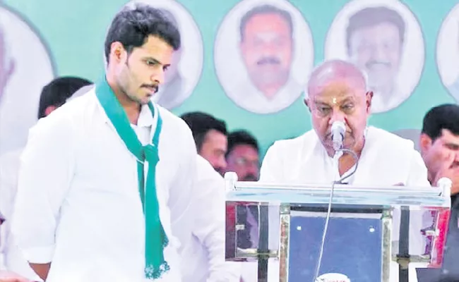 Kumaraswamy wins but son Nikhil loses - Sakshi