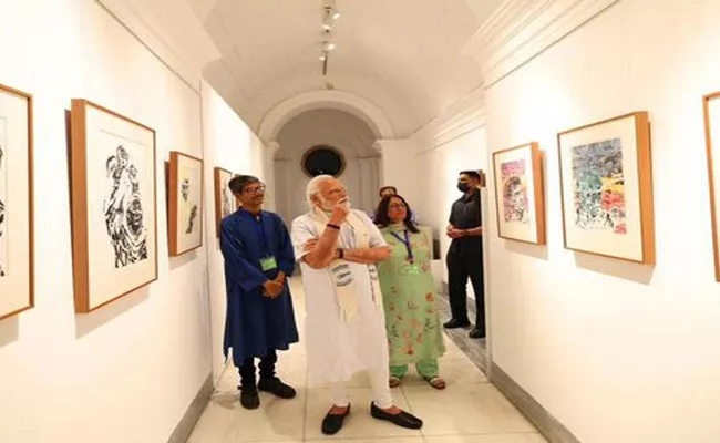 PM Narendra Modi visits Jana Shakti Art Exhibition at National Gallery  - Sakshi