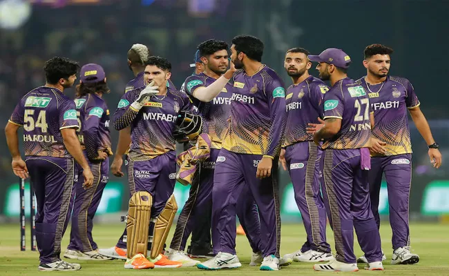 CSK Head Coach Stephen Fleming Praises KKR Star Varun Chakravarthy - Sakshi