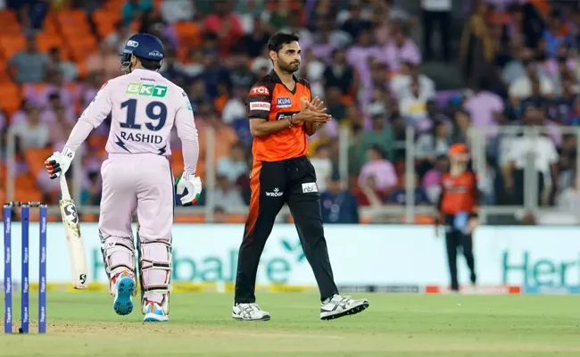 bhuvneshwar kumar register unique feat in ipl - Sakshi