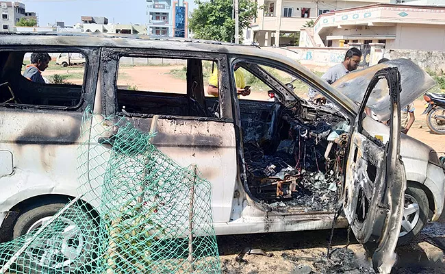 Chevrolet Enjoy Car Fire Accident Hyderabad Shadnagar - Sakshi