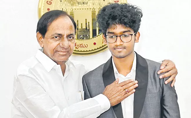 CM KCR Announces 2 Cr 50 Lakh Cash Reward For Chess Player Praneeth - Sakshi