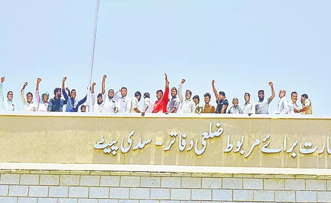 Farmers protested by climbing the collectorate building - Sakshi