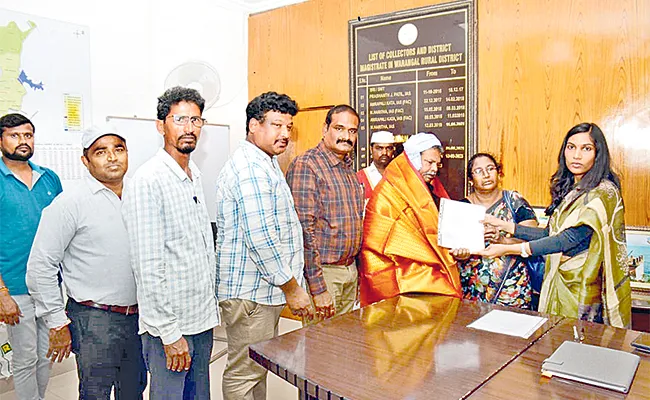 Balagam Mogilaiah Granted Dalit Bandhu Warangal Collector Pravinya - Sakshi