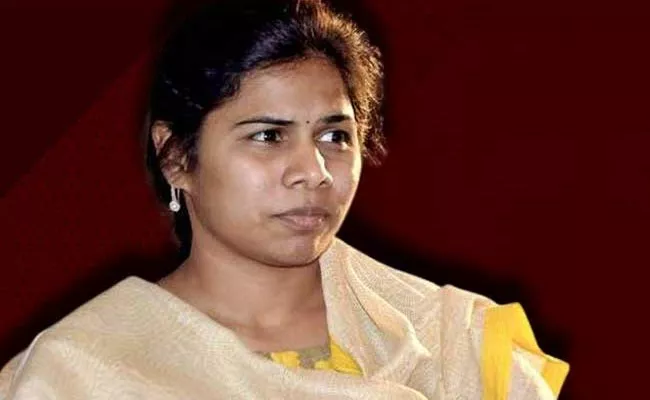 TDP Given Show Cause Notices To Bhuma Akhila Priya For Attack On AV Subbareddy - Sakshi