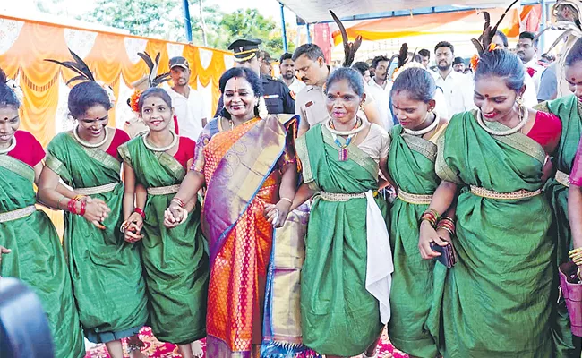 Governor Tamilisai Soundararajan on a visit to Bhadrachalam  - Sakshi