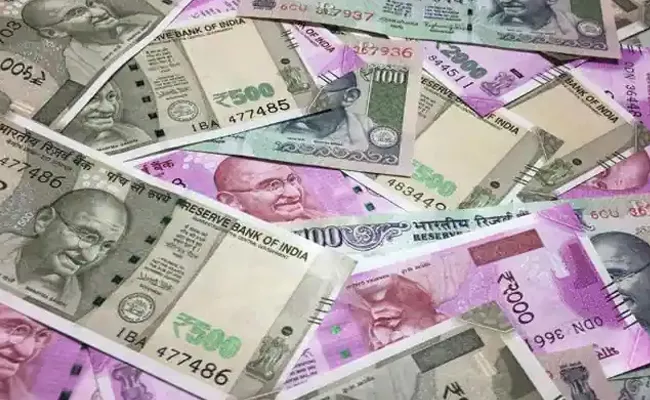 currency denominations in circulation withdraw Rs 2000 notes RBI data - Sakshi