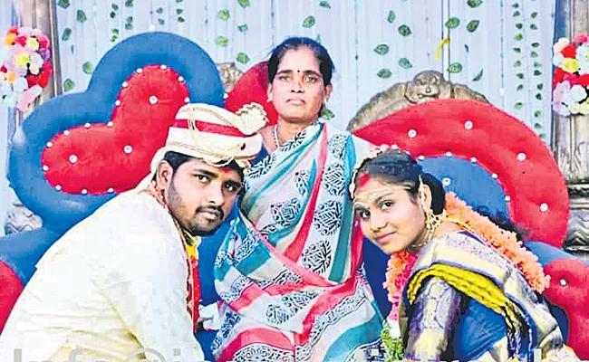 Mother son and daughter in law died in the accident - Sakshi