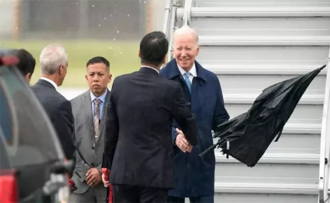 Usa President Joe Biden Struggles To Use Umbrella Amid Rain In Japan Video - Sakshi