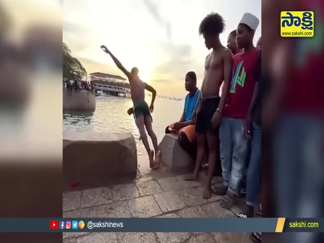 viral video: Funny Swimming Jumps