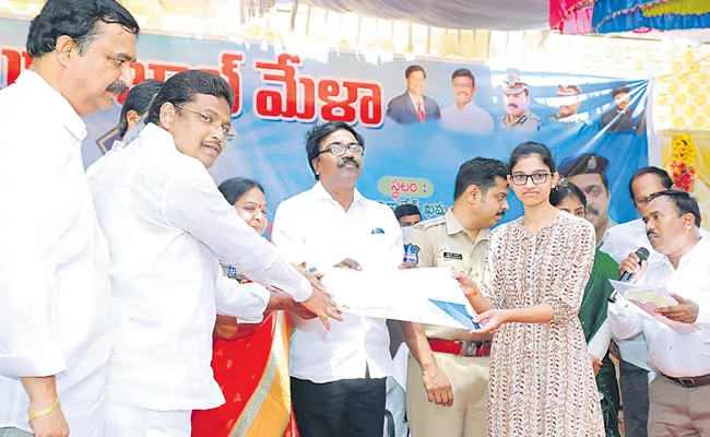 Minister Puvwada Ajaykumar at Khammam Megajob Mela - Sakshi