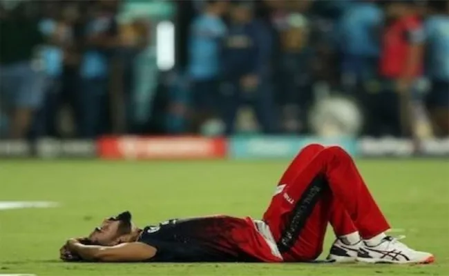 teary eye Siraj, dejected Kohli capture pain of yet another RCB heartbreak  - Sakshi