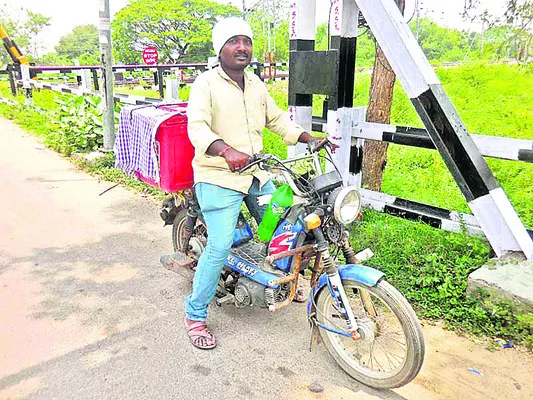 ఐస్‌క్రీం అమ్ముతున్న నాగరాజు - Sakshi