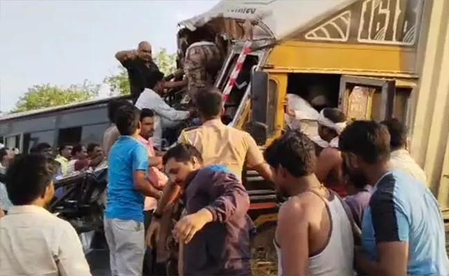 Bus Collides With Truck On Nagpur-Pune Highway - Sakshi