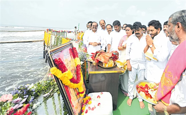 CM YS Jagan Fires On Chandrababu At Bandar Meeting - Sakshi