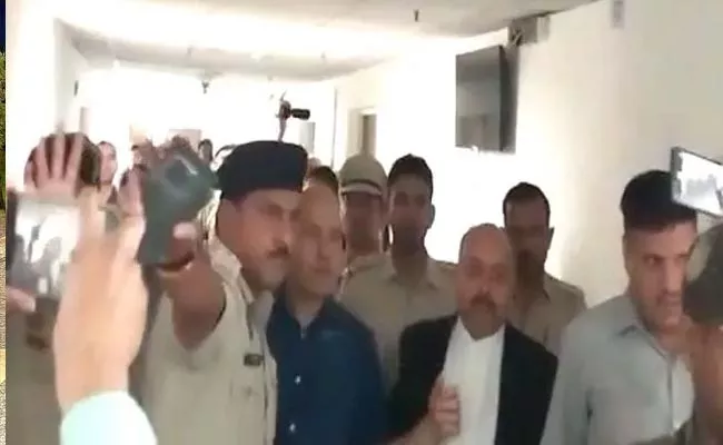 AAP Shares Video, Cop Misbehaved With Manish Sisodia At Court - Sakshi