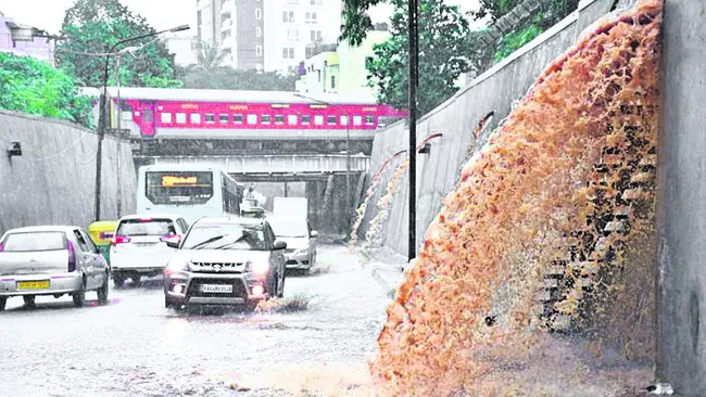 వర్షం కురిస్తే జలపాతం ఉరకలెత్తుతుంది.. నగరంలో ఓ ప్రముఖ అండర్‌పాస్‌ దుస్థితి  - Sakshi