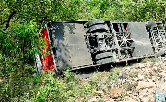 Road Accident In Tirumala Ghat Road - Sakshi