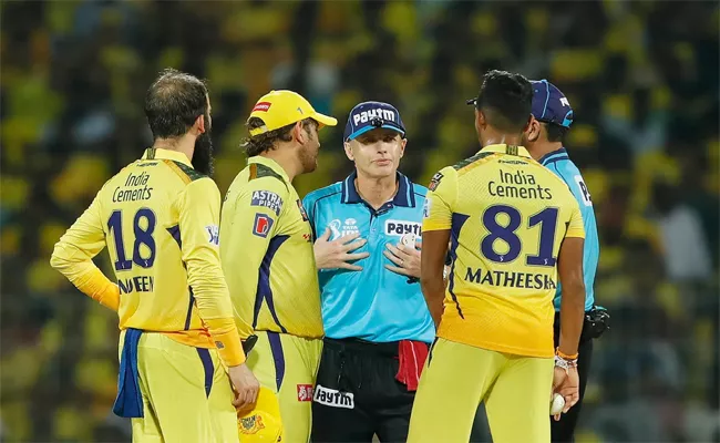 IPL 2023 QF1 CSK VS GT: Dhoni Argues With Umpire, Leading To 4 Minute Delay - Sakshi